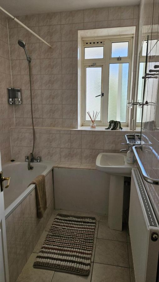 לונדון Spacious Two Bedroom Apartment In Battersea, Free Parking מראה חיצוני תמונה